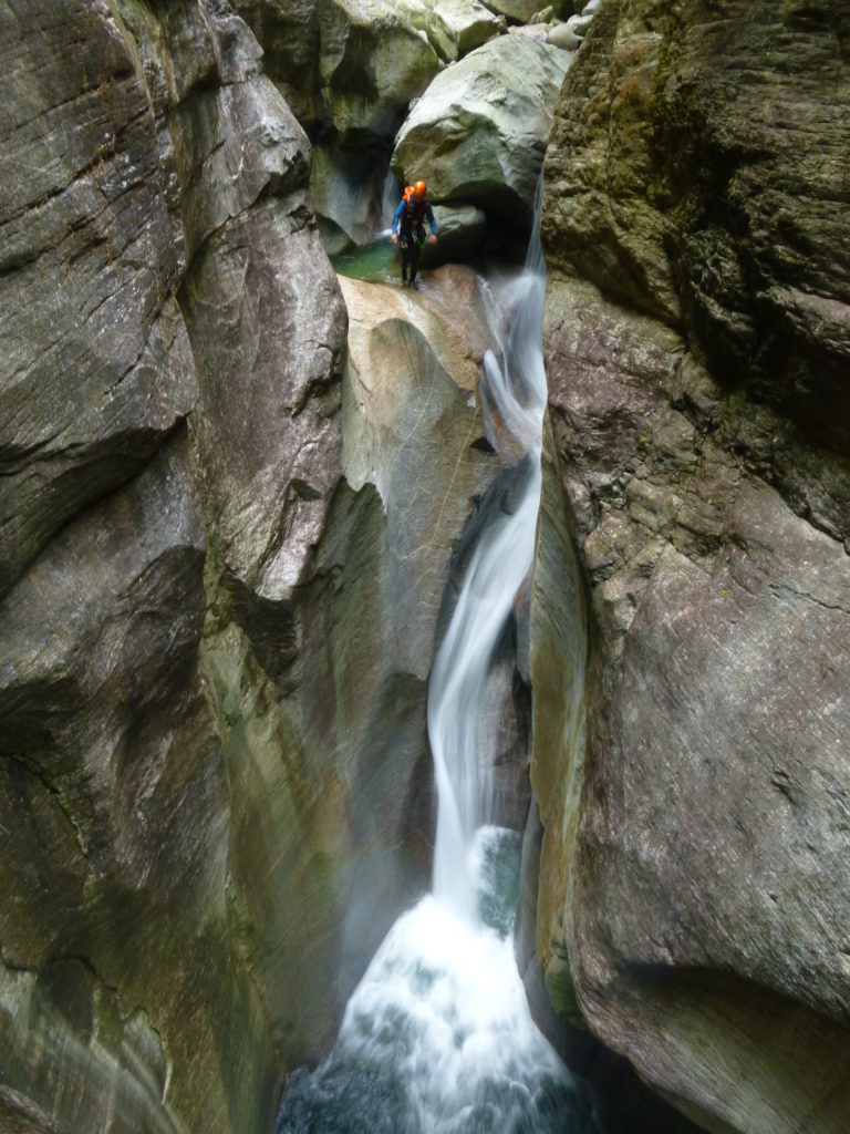 Saut cascade canyoning Pyrénées-Orientales