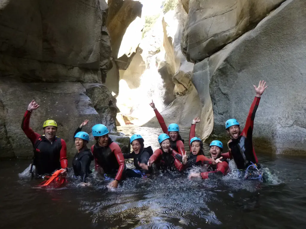 Beginner canyoning in a group in Molitg